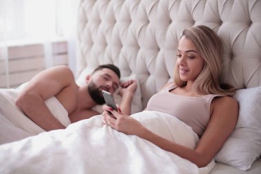 Genç bir kadın aile yatak odasında yazışmaları okuyor..