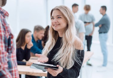 İş belgeleriyle birlikte çalışan genç meslektaşlar.