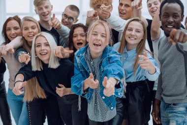 Bir grup neşeli genç seni işaret ediyor.