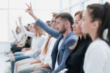 Kapat. Seminer katılımcıları konuşmacıya sorular soruyorlar.