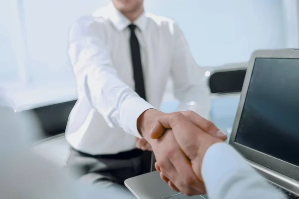 Рукостискання ділових партнерів для свого робочого столу — стокове фото