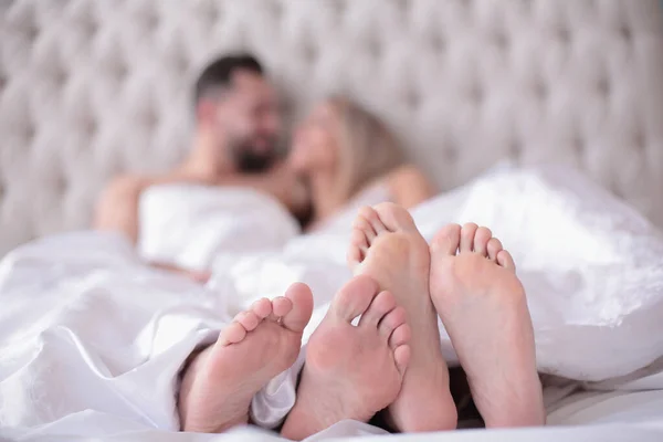 Фоновое изображение влюбленной пары, лежащей на кровати — стоковое фото