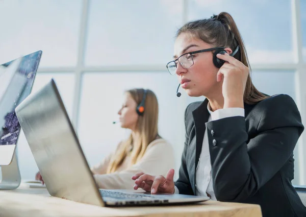 Leende medarbetare på callcenter kommunicerar med kunden — Stockfoto