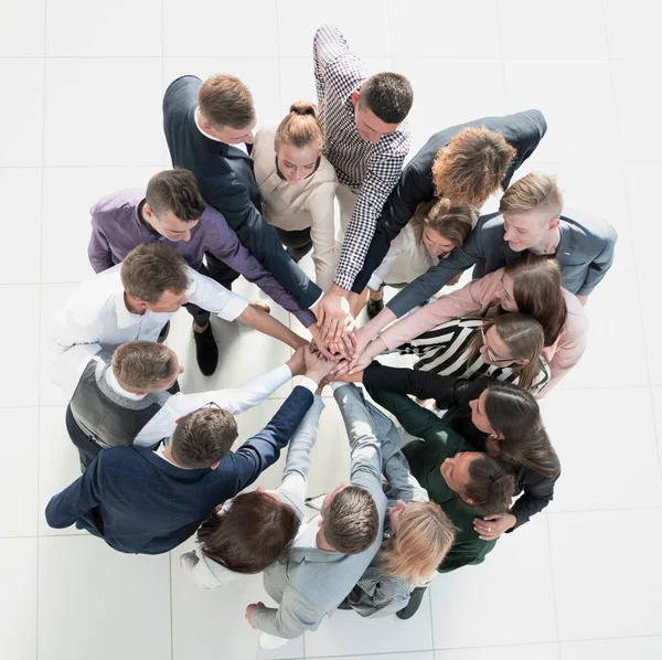 위에서 본 모습. 연합을 나타내고 있는 젊은 사업가들의 집단 — 스톡 사진