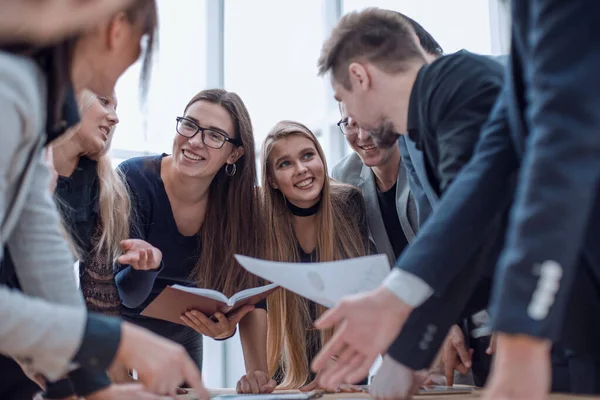 De cerca. grupo de empleados apasionados por los documentos de trabajo — Foto de Stock