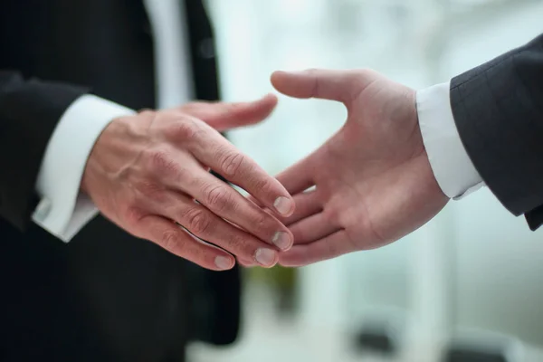 Imago van zakenmensen die hun handen uitsteken voor een handdruk. — Stockfoto
