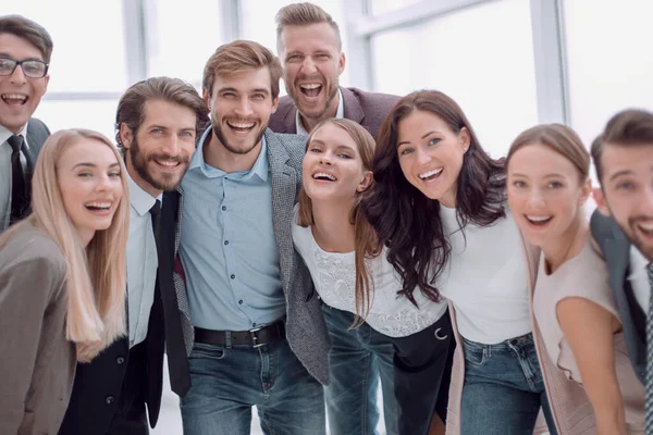 De cerca. grupo de jóvenes sonrientes mirando a la cámara . —  Fotos de Stock