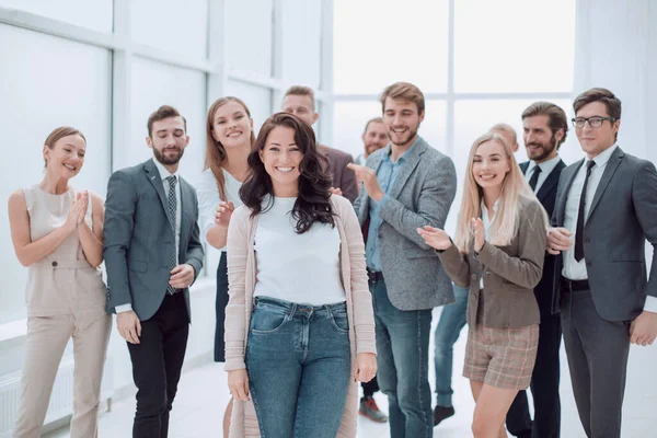 Glückliche Führungspersönlichkeit im Hintergrund ihres Business-Teams — Stockfoto