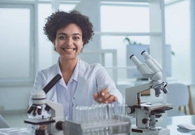 Laboratuarda çalışan kadın bilim adamı