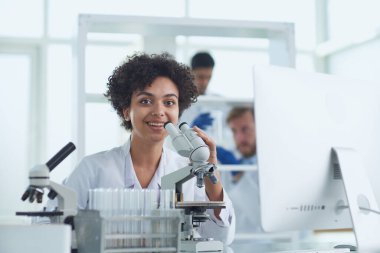 Laboratuarda çalışan kadın bilim adamı
