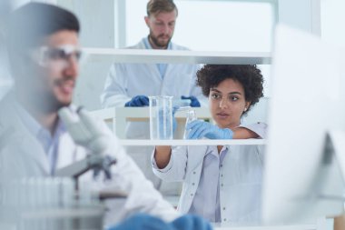 Tıbbi Araştırma Ekibi Üretim Deneysel Uyuşturucu üzerinde çalışıyor.