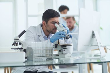 Modern bir Labaratuvar Araştırma Bilimadamı Deneyleri Yapıyor