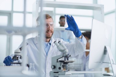 Modern bir Labaratuvar Araştırma Bilimadamı Deneyleri Yapıyor