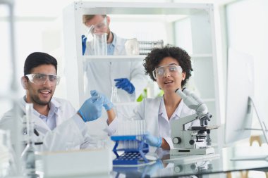 Tıbbi Araştırma Ekibi Üretim Deneysel Uyuşturucu üzerinde çalışıyor.