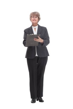 Heyecanlı bir iş kadını beyaz bir arka planda izole bir şekilde para yağmuru altında ileriye bakar.