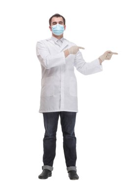 Koruyucu lateks eldiven ve maske takan bir doktor. Tıbbi maske takan bir adamın ön yüzü..