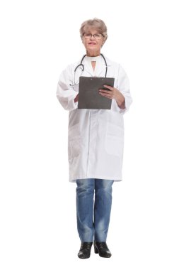 Mutlu gülümseyen kadın doktor, elinde steteskopla panoya yazı yazıyor.