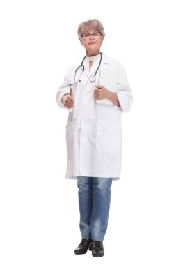 Tablet bilgisayarlı gülümseyen kadın doktor veya hemşire başparmaklarını kaldırıyor