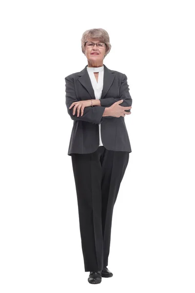 Senior affärskvinna bär svart kostym poserar med korsade armar — Stockfoto