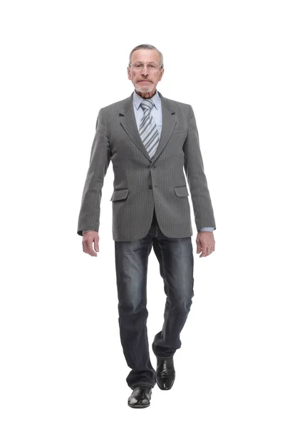Full length picture of a mid aged business man walking towards the camera and smiling. — Stock Photo, Image