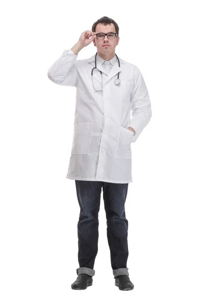 의료 코트를 입은 채 목에 청진기를 두른 젊은 남성 의사의 웃고 있는 모습 — 스톡 사진