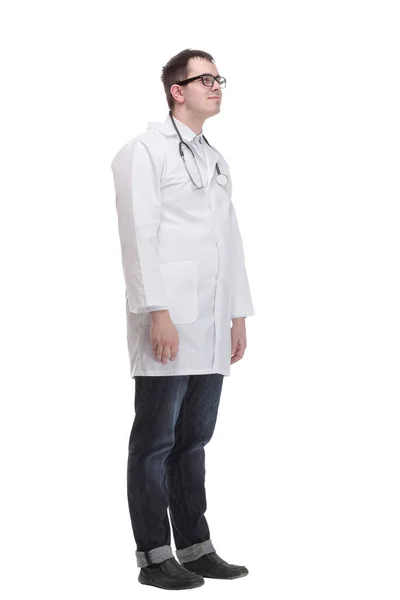Боковой вид в полный рост уверенный врач-мужчина в форме, смотрящий в камеру — стоковое фото