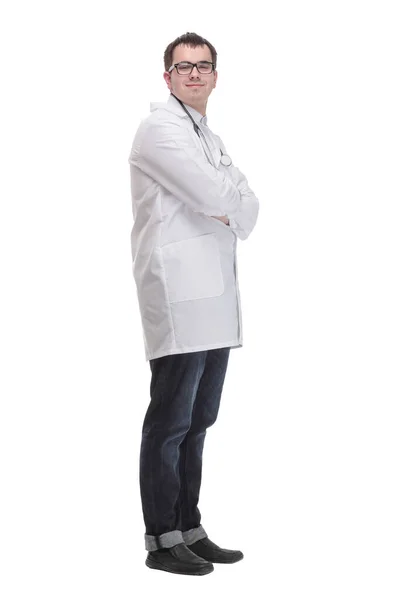 Joven doctor vestido con bata blanca y estetoscopio con sonrisa en la cara — Foto de Stock