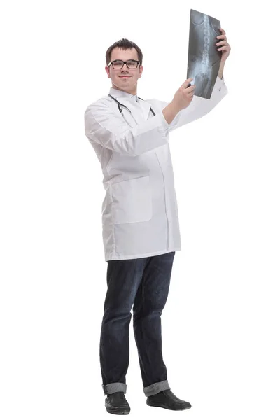 Вид спереду лікарняного лікаря, який тримає рентгенівську плівку пацієнтів — стокове фото