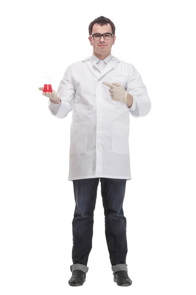 Alegre médico masculino con una bata blanca en guantes muestra el pulgar hacia arriba —  Fotos de Stock