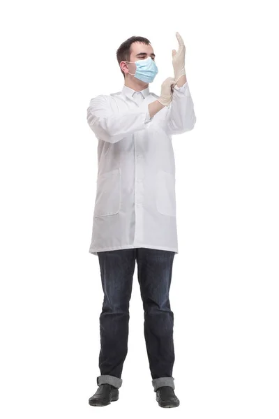 Doktor nosí ochranné latexové rukavice a obličejovou masku. Pohled zepředu na mužskou tvář v lékařské masce. — Stock fotografie