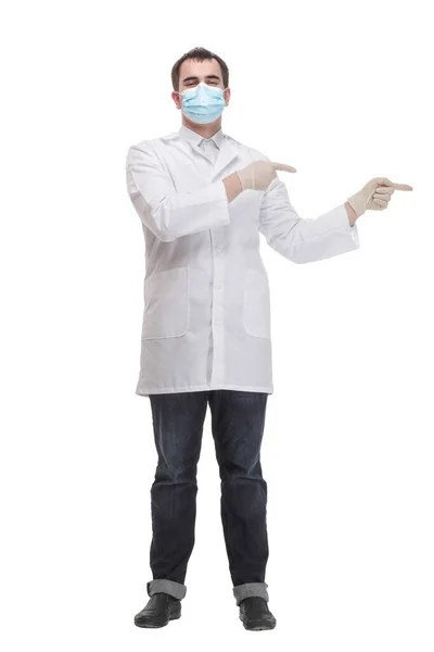 Doktor nosí ochranné latexové rukavice a obličejovou masku. Pohled zepředu na mužskou tvář v lékařské masce. — Stock fotografie