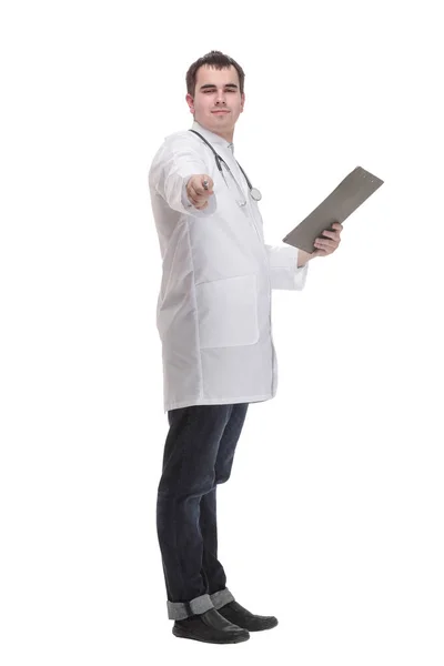 Πλευρική άποψη του χαρούμενος χαμογελαστός ώριμος γιατρός με στηθοσκόπιο γύρω από το λαιμό γράφοντας στο πρόχειρο — Φωτογραφία Αρχείου