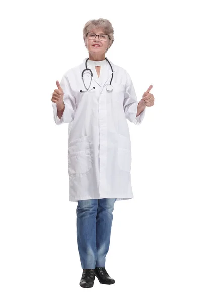Framifrån av attraktiv glad leende kvinnlig läkare sjuksköterska stående med armarna korsade — Stockfoto