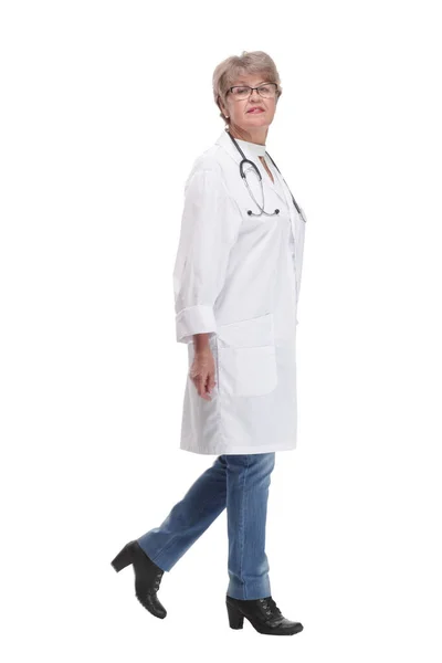 Ženský doktor kráčí k fotoaparátu s úsměvem — Stock fotografie