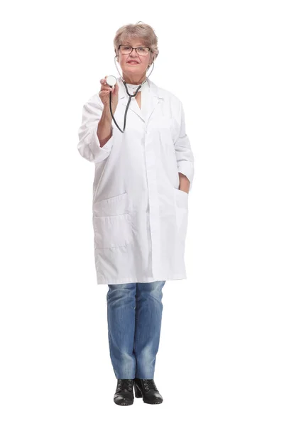 Hermosa mujer doctora en bata blanca y gafas llevando portapapeles en una mano y caminando —  Fotos de Stock