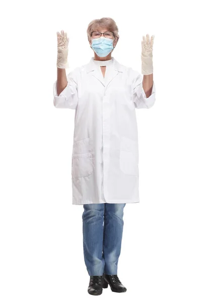 Mujer doctora con experiencia y confianza con mascarilla facial y guantes aislados sobre fondo blanco —  Fotos de Stock