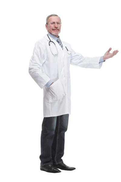 Confident mature doctor with arms crossed looking away — Stock Fotó