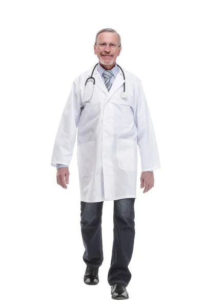 Retrato de comprimento total de médico macho andando isolado em branco — Fotografia de Stock