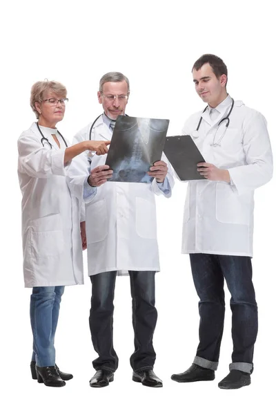 Medisch team bespreekt diagnose van röntgenbeeld — Stockfoto