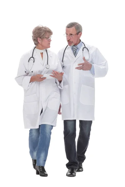 Doctors having a discussion while walking — Stockfoto