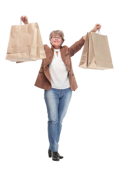 Mujer madura sosteniendo bolsas sonriendo y mirando a la cámara —  Fotos de Stock