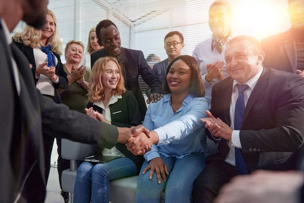 Werknemers schudden handen op een corporate meeting. — Stockfoto