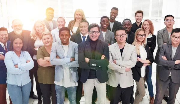 Zakenmensen met armen gekruist staan naast het raam in co — Stockfoto