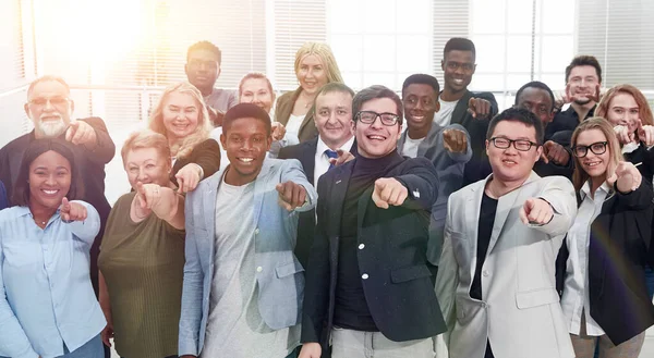 Självsäker multietnisk business team pekar på dig — Stockfoto