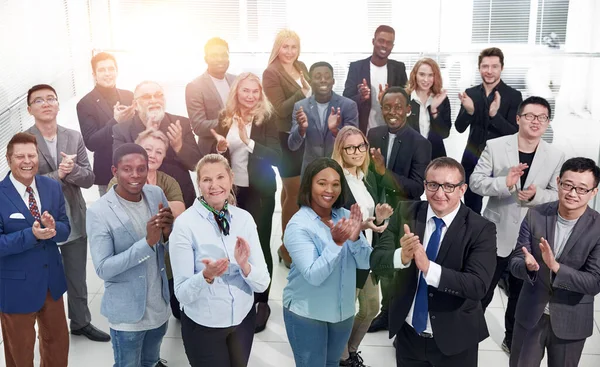 Ομάδα ευτυχισμένων επιχειρηματιών που χειροκροτούν μαζί. — Φωτογραφία Αρχείου