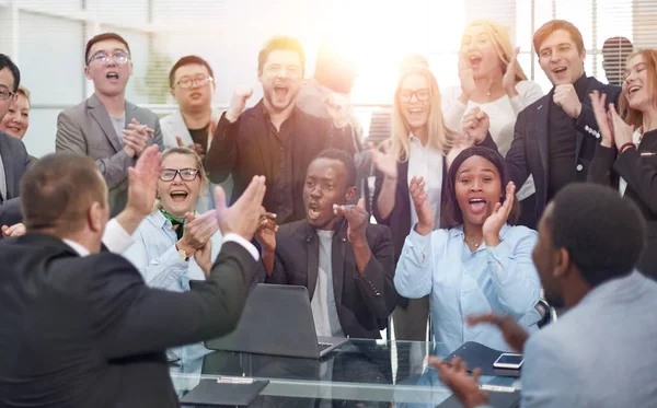 Empresario afroamericano jefe con grupo de gente de negocios en oficina creativa, exitoso hombre de raza mixta líder en negocios —  Fotos de Stock