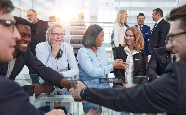 Belas pessoas de negócios conversando e sorrindo durante uma conferênciac — Fotografia de Stock