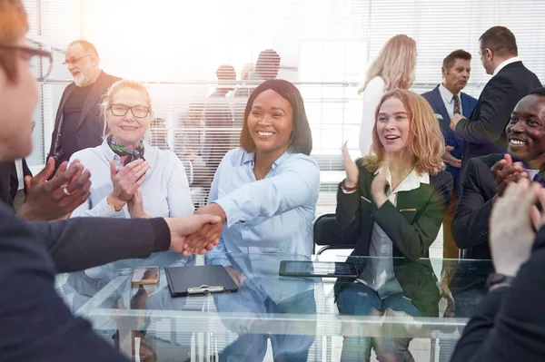 Glimlachende zakenvrouw schudden handen met haar zakenpartner. — Stockfoto