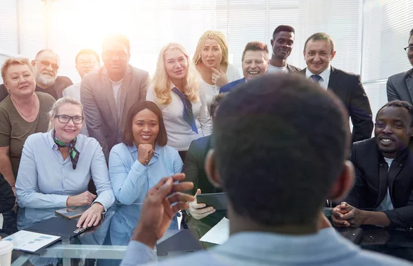 Portret van een grote groep diverse werknemers op de werkplek. — Stockfoto