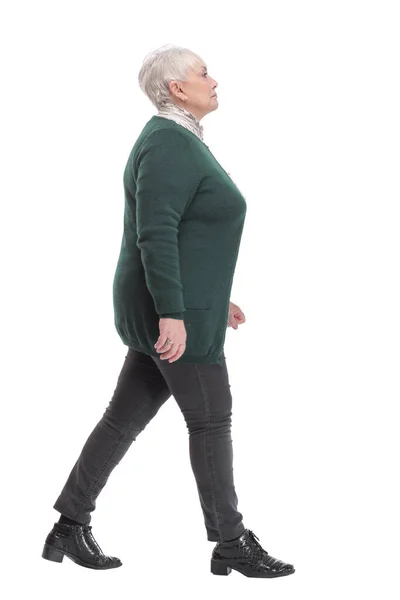 Full body shot profilo vista di anziana donna d'affari a piedi — Foto Stock
